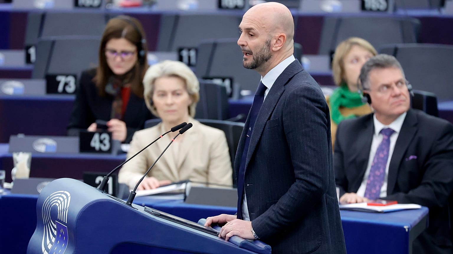 Nicola Procaccini, az Európai Konzervatívok és Reformerek-frakció társelnöke a strasbourgi plenáris ülésén 2024. január 17-én 