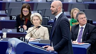 Nicola Procaccini, az Európai Konzervatívok és Reformerek-frakció társelnöke a strasbourgi plenáris ülésén 2024. január 17-én 