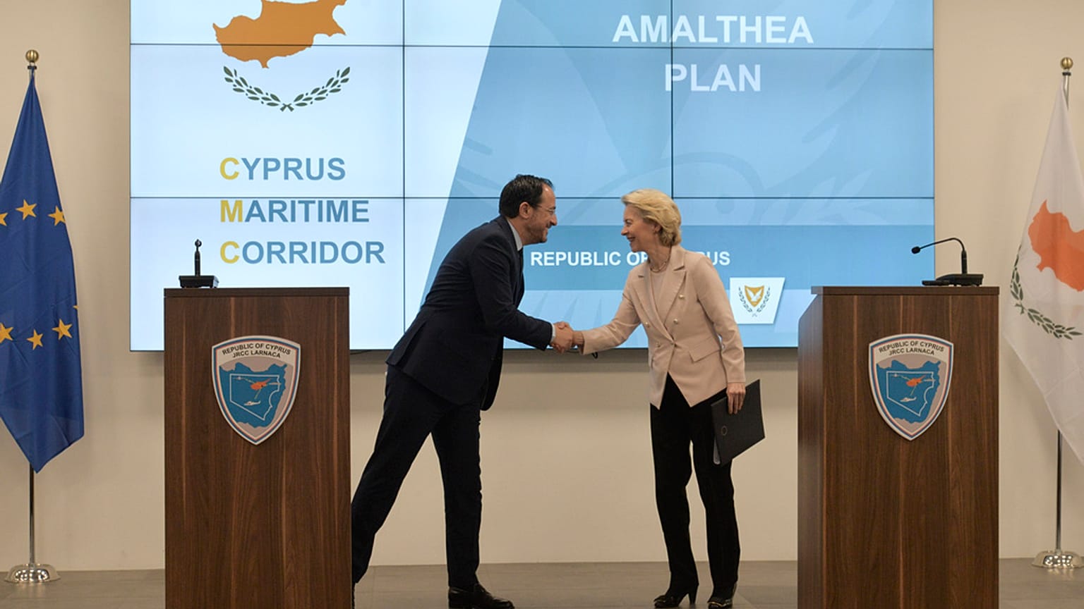 Ursula von der Leyen und der zypriotische Präsident Nikos Christodoulides nach einer Pressekonferenz in Larnaca, Zypern, am Freitag, den 8. März 2024.