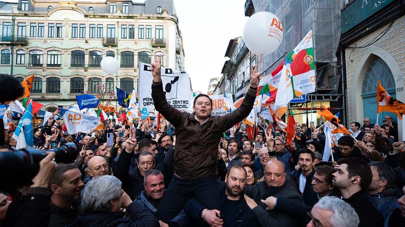 Luís Montenegro numa arruada no Porto na quinta-feira