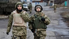 Symbolbild: Soldatinnen der ukrainischen Regierungsarmee patrouillieren am Mittwoch, 24. Dezember 2014, in der Ortschaft Debaltseve in der Region Donezk in der Ostukraine.