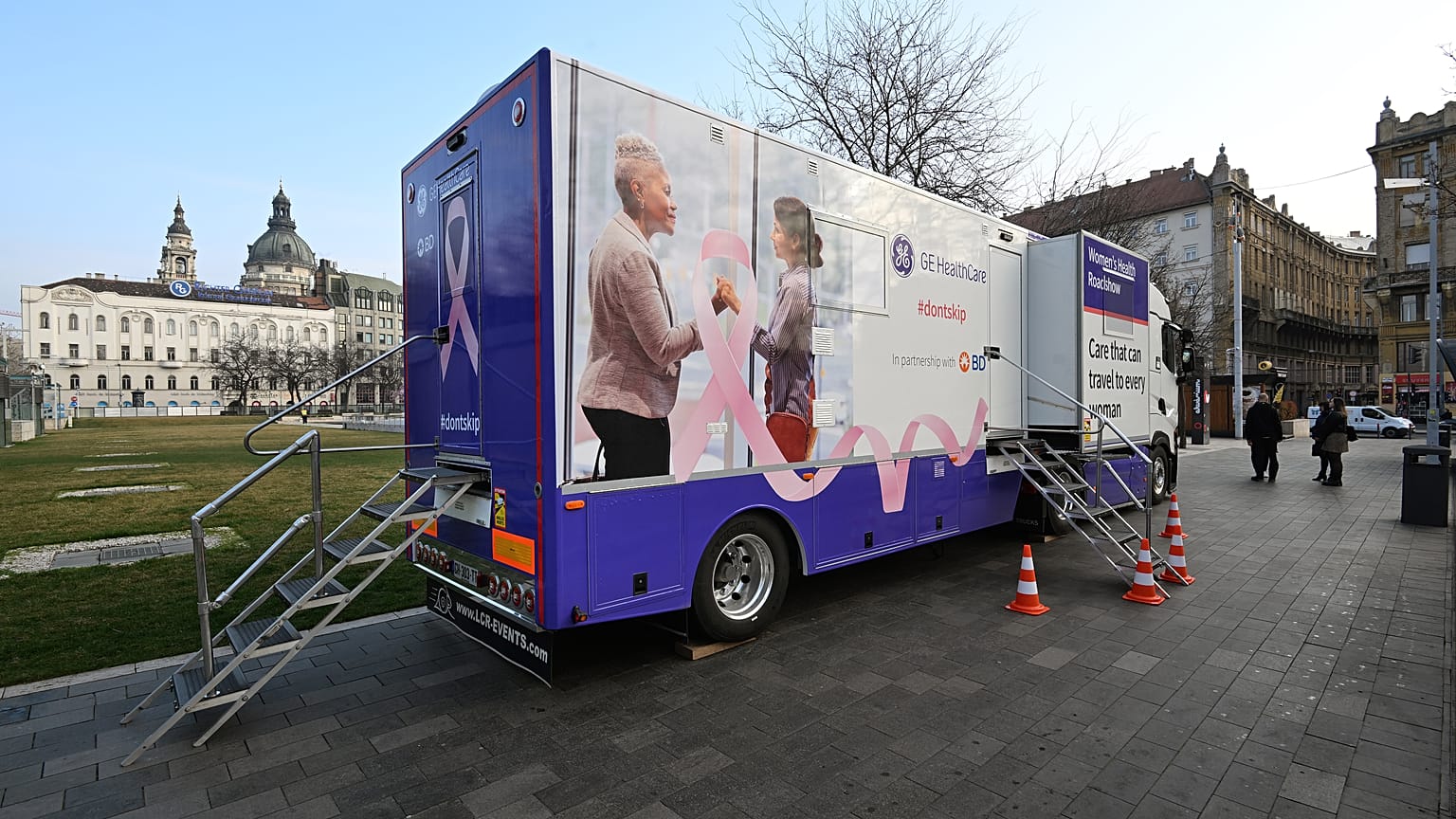 Mammobusz a budapesti Erzsébet téren 2024. mrcius 8-án
