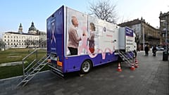 Mammobusz a budapesti Erzsébet téren 2024. mrcius 8-án
