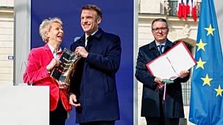 La escritora Claudine Monteil, a la izquierda, y el presidente francés Emmanuel Macron asisten a la ceremonia para sellar el derecho al aborto en la Constitución francesa.