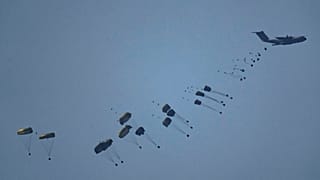Un avión lanza ayuda humanitaria sobre Gaza, en el norte de la Franja de Gaza, vista desde el sur de Israel, el viernes 8 de marzo de 2024.