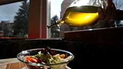 Aceite de oliva en una ensalada. 
