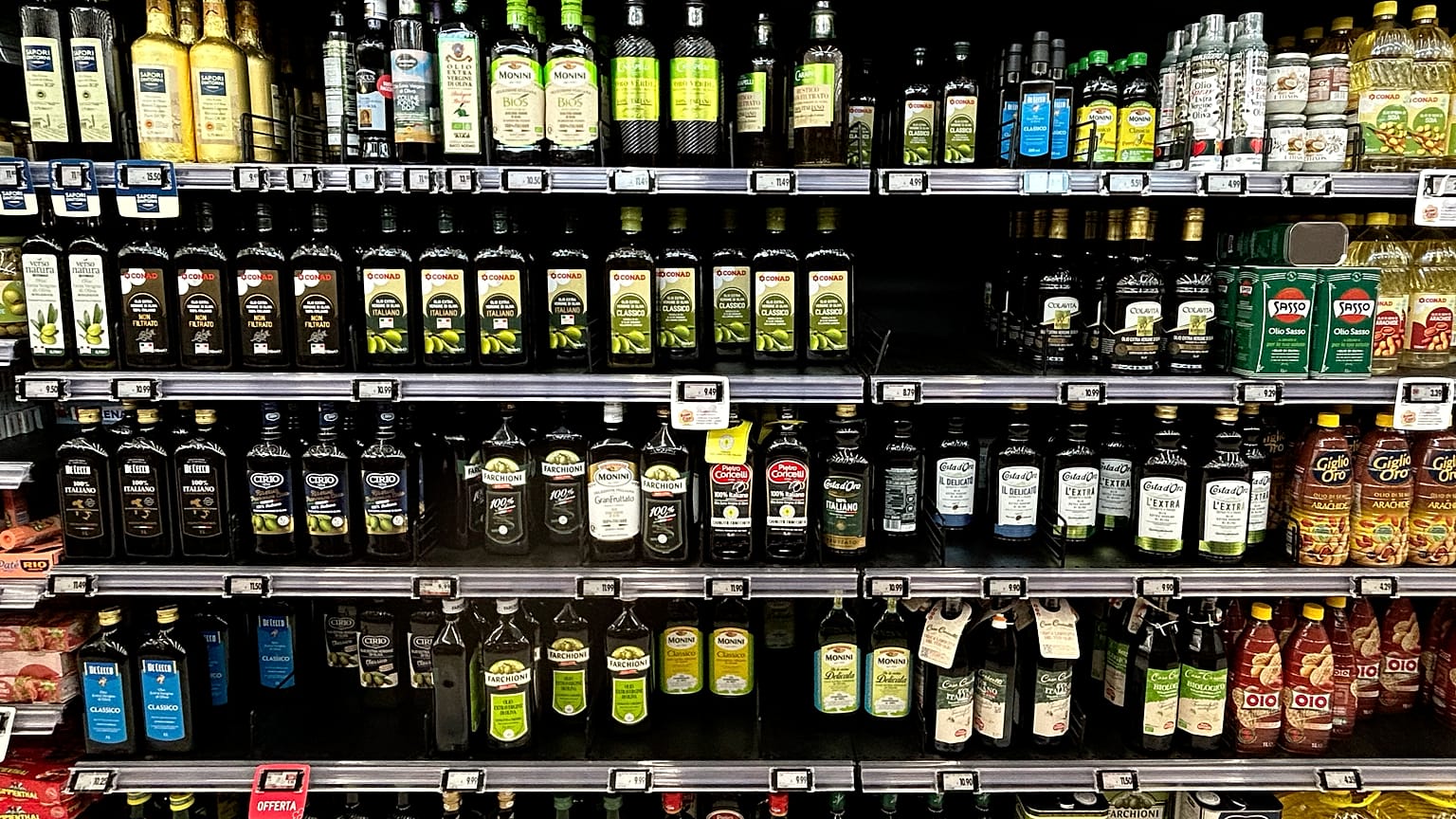 España teme que su industria del aceite de oliva sufra un golpe importante tras los planes de Trump de imponer un arancel general a las importaciones europeas.