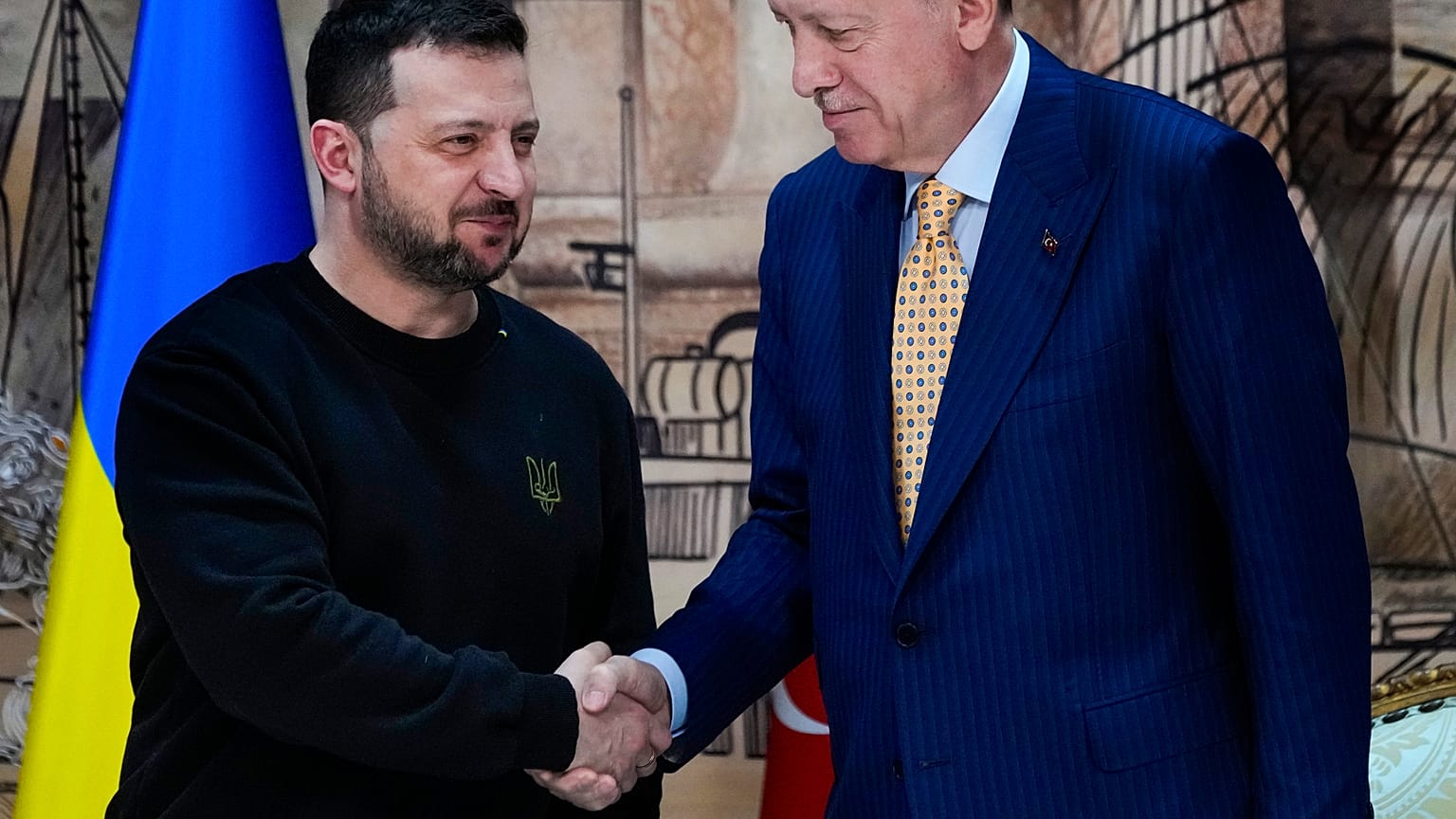 Der türkische Präsident Recep Tayyip Erdogan, rechts, schüttelt dem ukrainischen Präsidenten Volodymyr Zelenskyy in Istanbul, Türkei, am Freitag, 8. März 2024, die Hand.