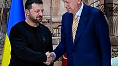 El presidente turco Recep Tayyip Erdogan, a la derecha, estrecha la mano del presidente ucraniano Volodymyr Zelenskyy en Estambul, Turquía, el viernes 8 de marzo de 2024.