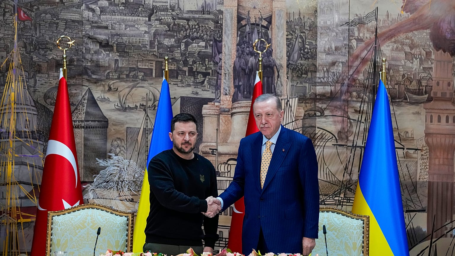 O Presidente turco Recep Tayyip Erdogan, à direita, aperta a mão ao Presidente ucraniano Volodymyr Zelenskyy em Istambul, Turquia, sexta-feira, 8 de março de 2024.