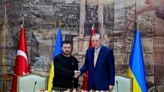 O Presidente turco Recep Tayyip Erdogan, à direita, aperta a mão ao Presidente ucraniano Volodymyr Zelenskyy em Istambul, Turquia, sexta-feira, 8 de março de 2024.