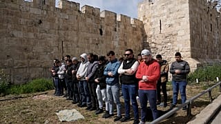 فلسطينيون يصون قرب سور المدينة العتيقة للقدس. 2024/03/01
