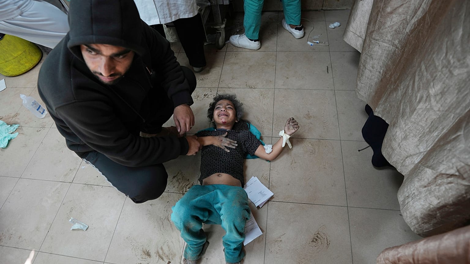 Palestinianos feridos nos bombardeamentos israelitas na Faixa de Gaza são levados para o hospital Al Aqsa em Deir al Balah, Faixa de Gaza, sexta-feira, 8 de março de 2024. 