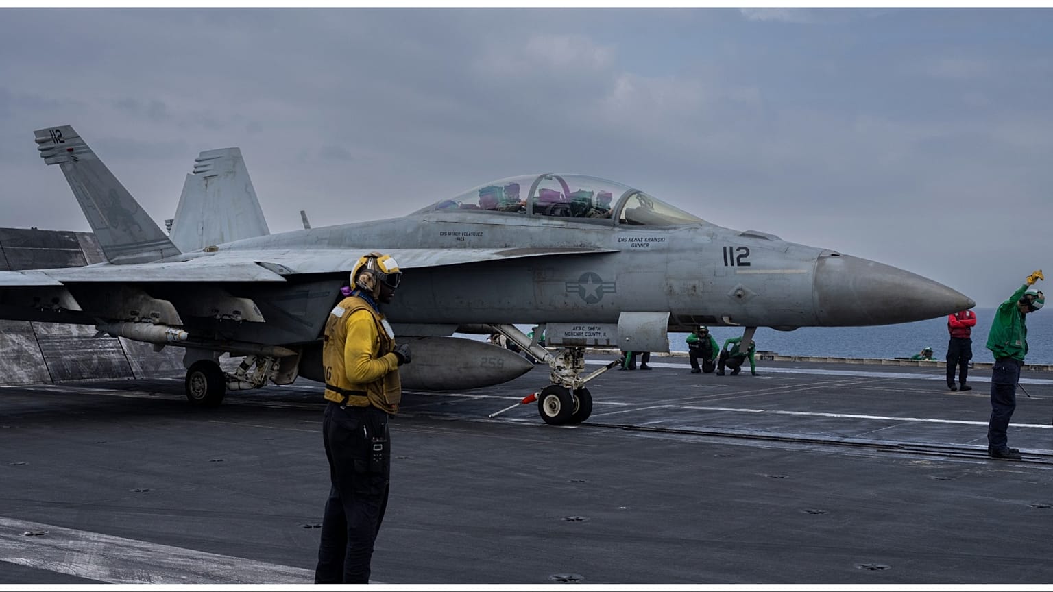 طائرة مقاتلة من طراز F/A-18F Super Hornet تقلع من الولايات المتحدة. حاملة الطائرات دوايت دي أيزنهاور، والمعروفة أيضًا باسم "IKE"، في جنوب البحر الأحمر، الثلاثاء، فبراير 2019.