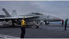 طائرة مقاتلة من طراز F/A-18F Super Hornet تقلع من الولايات المتحدة. حاملة الطائرات دوايت دي أيزنهاور، والمعروفة أيضًا باسم "IKE"، في جنوب البحر الأحمر، الثلاثاء، فبراير 2019.