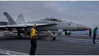 طائرة مقاتلة من طراز F/A-18F Super Hornet تقلع من الولايات المتحدة. حاملة الطائرات دوايت دي أيزنهاور، والمعروفة أيضًا باسم "IKE"، في جنوب البحر الأحمر، الثلاثاء، فبراير 2019.