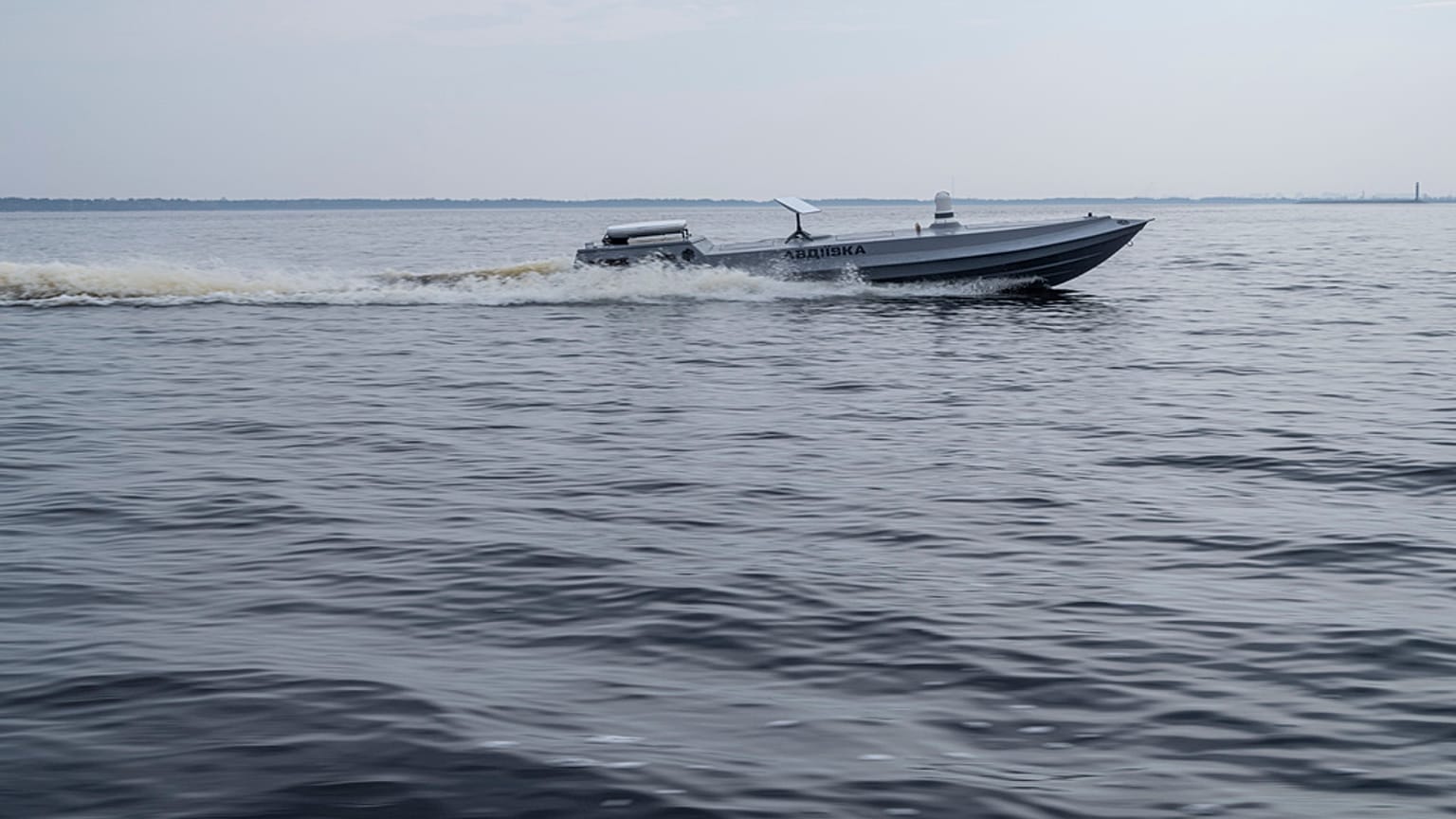 Um novo drone Sea Baby "Avdiivka" é lançado na água durante a apresentação pelo Serviço de Segurança da Ucrânia na região de Kiev, na Ucrânia, na terça-feira, 5 de março de 2024.