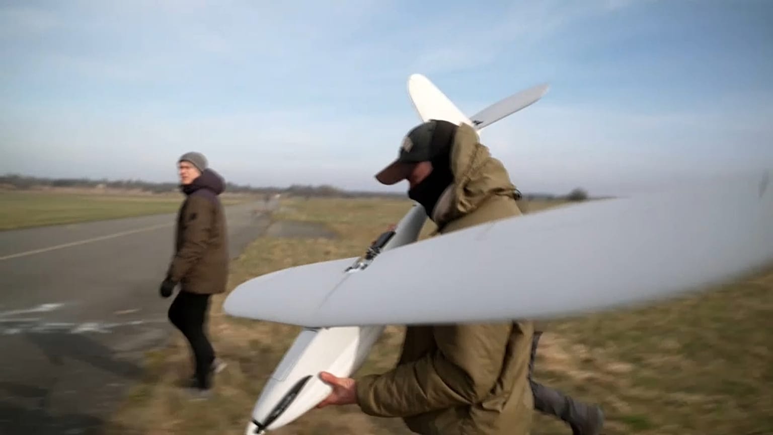 Militar opera um drone