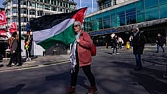 متظاهرة تحمل العلم الفلسطيني في لندن. 2024/03/09