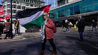 متظاهرة تحمل العلم الفلسطيني في لندن. 2024/03/09