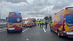 El SAMUR atiende a los heridos en el accidente mútiple de la A3