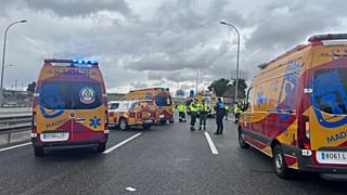 El SAMUR atiende a los heridos en el accidente mútiple de la A3