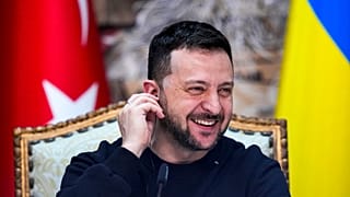 Ukrayna Devlet Başkanı Volodymyr Zelenskyy, 8 Mart 2024 Cuma günü İstanbul'da Türkiye Cumhurbaşkanı Recep Tayyip Erdoğan ile düzenlediği ortak basın toplantısı sırasında gülümsüyor. 