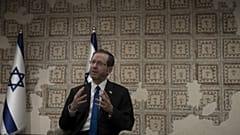  Isaac Herzog izraeli államfő egy jeruzsálemi tévéinterjú közben