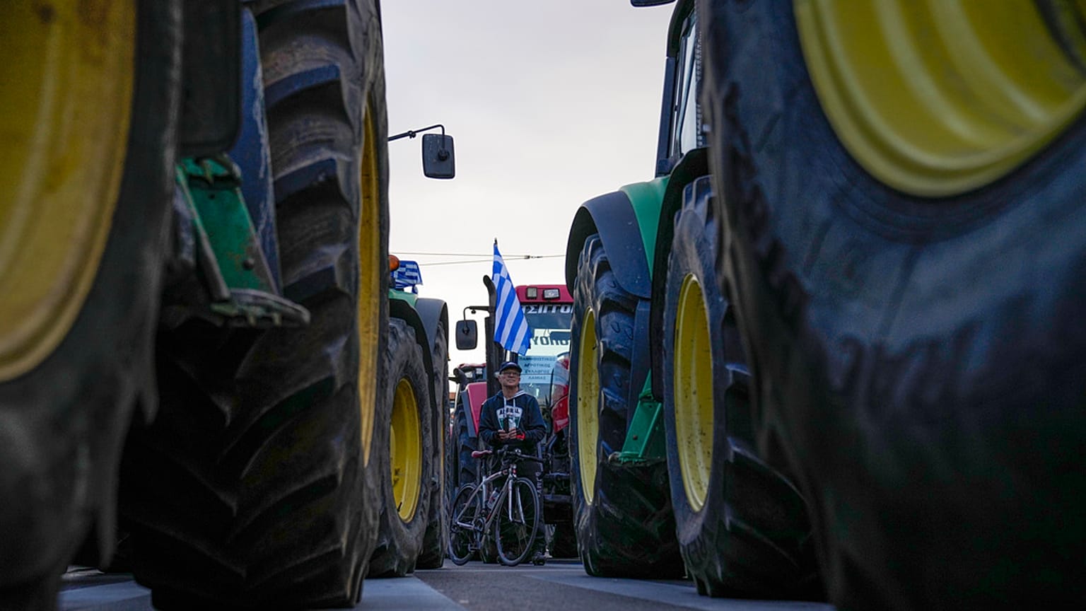 Imagem de arquivo - Protesto de agricultores em frente ao parlamento grego em Atenas, Grécia, terça-feira, 20 de fevereiro de 2024