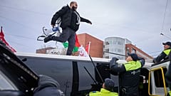 Tüntető a holland holokauszt múzeum megnyitóján Amszterdamban 2024. március 10-én