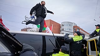 Tüntető a holland holokauszt múzeum megnyitóján Amszterdamban 2024. március 10-én