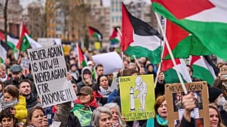 متظاهرون يحتجون ضد حضور الرئيس الإسرائيلي إسحاق هرتسوغ لافتتاح متحف المحرقة الوطني الجديد في أمستردام. 2024/03/10