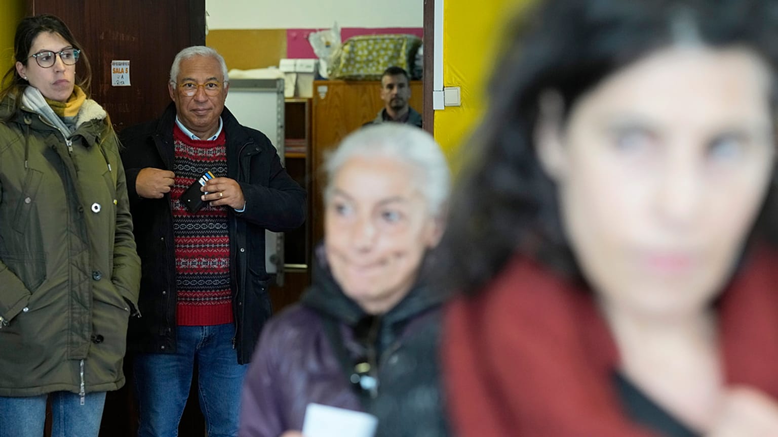 Elettori al voto per le elezioni legislative di domenica 10 marzo in Portogallo
