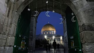 Des fidèles musulmans marchent près du Dôme du Rocher dans l'enceinte de la mosquée Al-Aqsa, dans la vieille ville de Jérusalem, le dimanche 10 mars 2024.