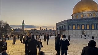 Fiéis junto à mesquita de Al-Aqsa em Jerusalém