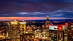 Auf diesem Dateifoto vom Freitag, 14. Februar 2020, sieht man die Gebäude des Bankenviertels nach dem Sonnenuntergang in Frankfurt, Deutschland.