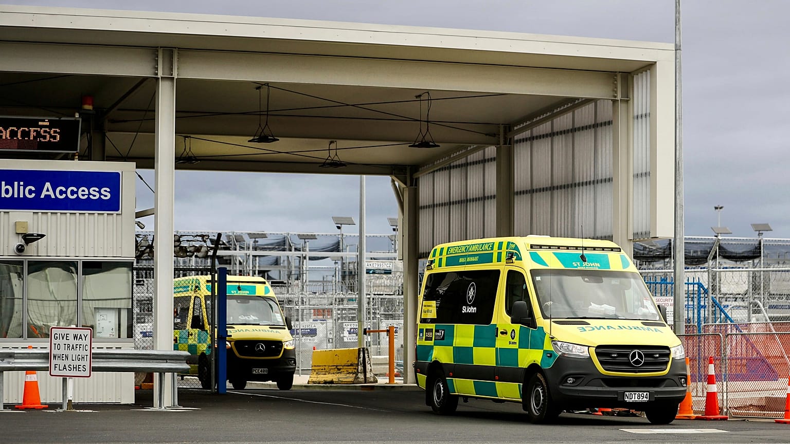 Havaalanına yaralılara müdahele etmeye gelen ambulans