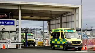 Havaalanına yaralılara müdahele etmeye gelen ambulans