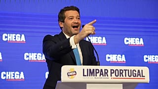 Andre Ventura, Vorsitzender der Chega-Partei, spricht zu seinen Anhängern nach den Ergebnissen der portugiesischen Parlamentswahlen in Lissabon am 11. März 2024.