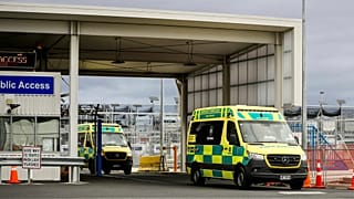 Ασθενοφόρα στο αεροδρόμιο του Όκλαντ της Νέας Ζηλανδίας