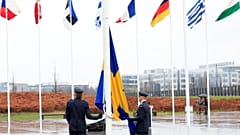 Die schwedische Flagge wurde heute erstmals gehisst, nachdem das Land dem Verteidigungsbündnis beigetreten ist.
