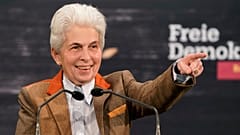 Marie-Agnes Strack-Zimmermann spricht während der Aschermittwochsveranstaltung der FDP in Dingolfing, Deutschland, Mittwoch, 14. Februar 2024.