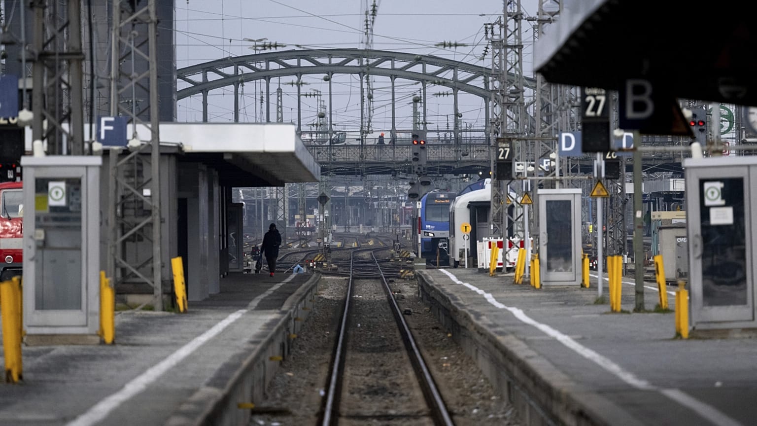 Üresek a sínek a müncheni főpályaudvaron is