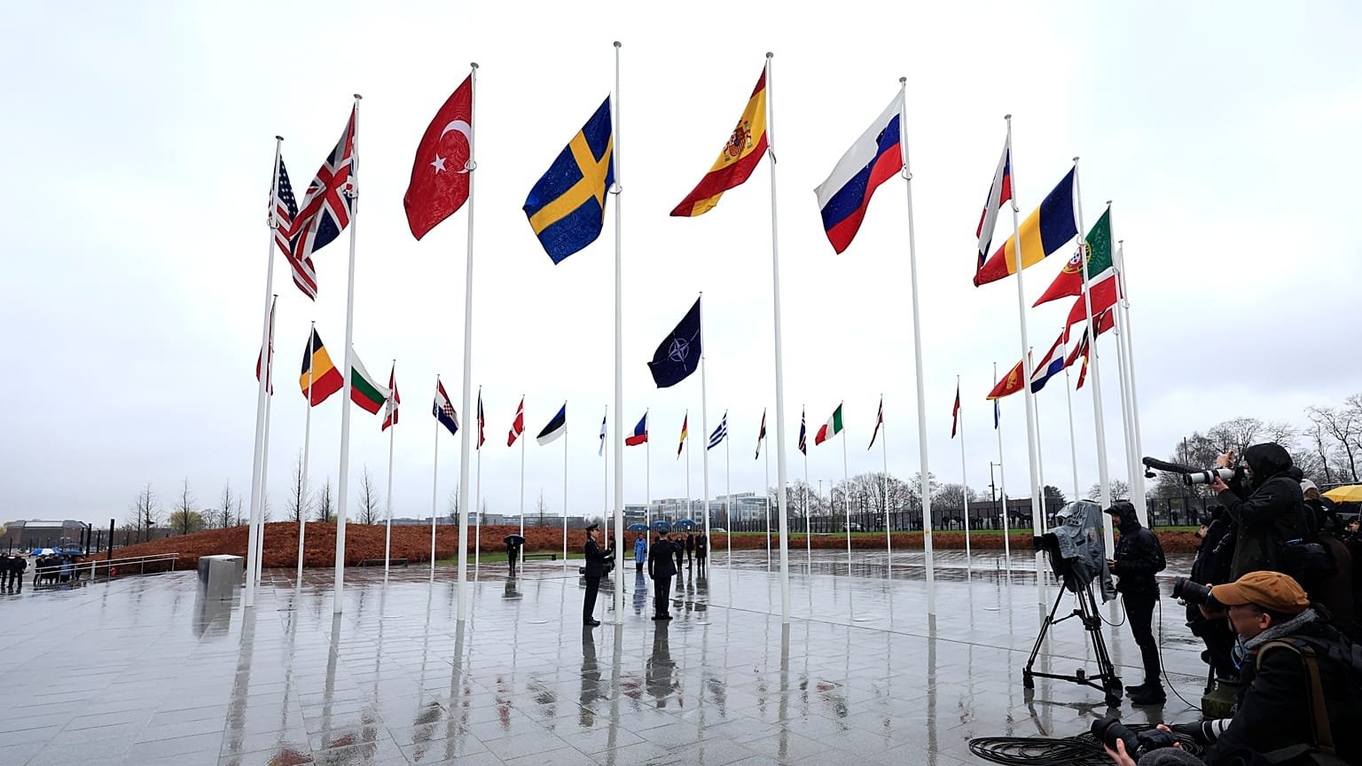 İsveç'in bayrağı NATO karargahında göndere çekildi