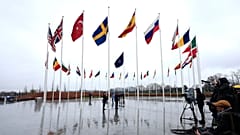 İsveç'in bayrağı NATO karargahında göndere çekildi