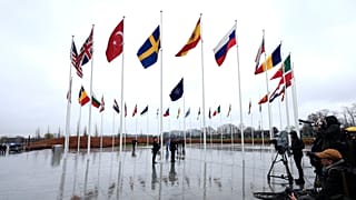 İsveç'in bayrağı NATO karargahında göndere çekildi