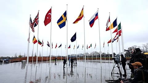 İsveç'in bayrağı NATO karargahında göndere çekildi