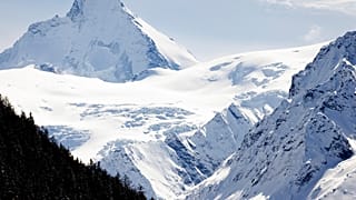 La Tete Blanche sotto la montagna Dent d'Herens, nelle Alpi svizzere, vicino a Sion. Nell'area sono stati ritrovati i corpi di cinque sciatori dispersi (11 marzo 2024)