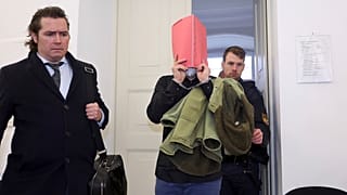 Cinayetle suçlanan 31 yaşındaki Amerikalı Kempten'deki bölge mahkemesinin duruşma salonuna götürülüyor