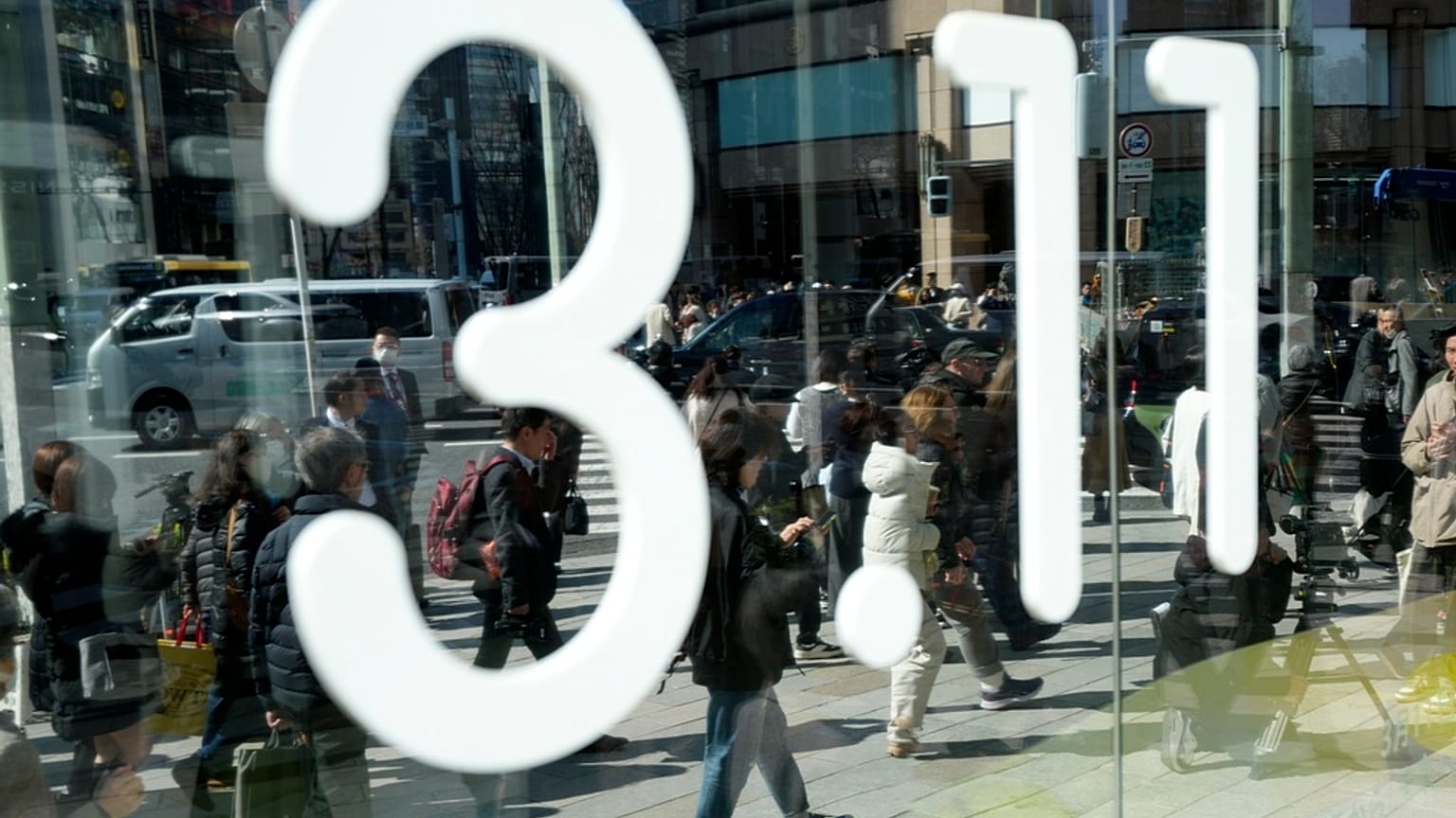 Imagen de una calle de Tokio en el 13º aniversario de la 'tragedia de Fukushima'.